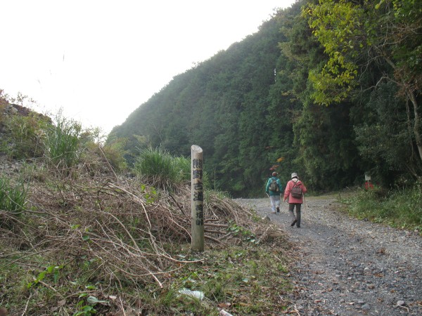 荷坂峠入り口