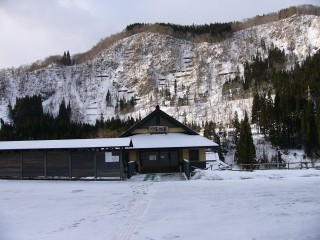 雪の積もった本館